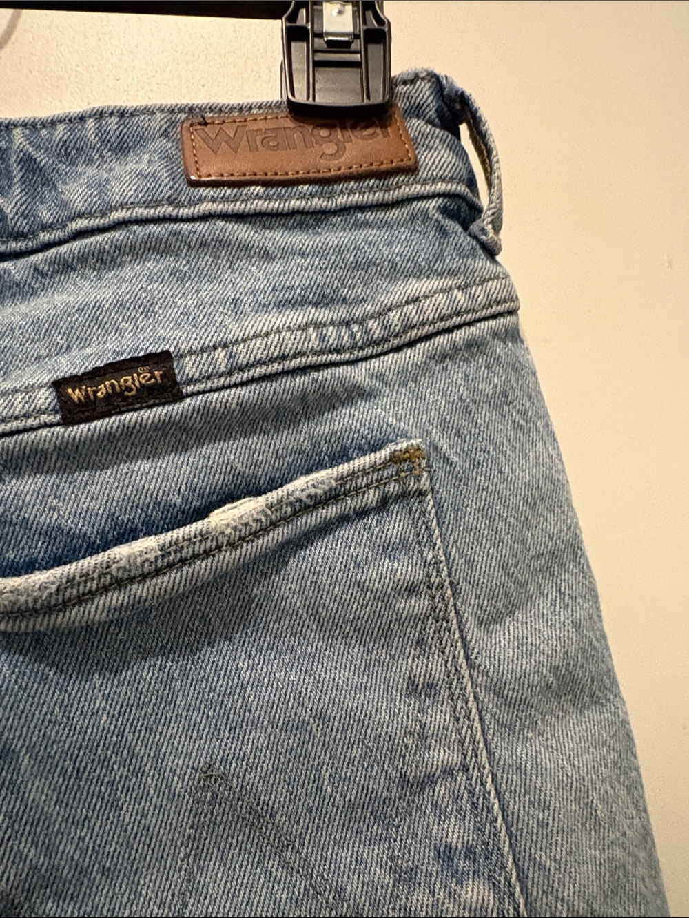 Wrangler Light Wash Denim Women's Shorts - Casual Rolled Hem Size 0/24 - Picture 3 of 3